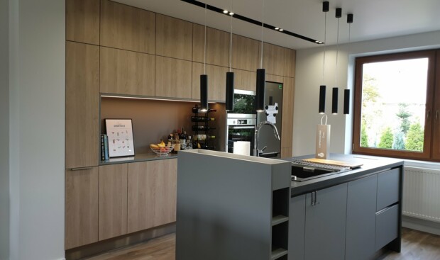 Nowoczesna kuchnia na wymiar WFM PUNTO Dąb Gladstone piaskowy P92F w systemie bezuchwytowym z wyspą kuchenną - WFM KUCHNIE Kraków