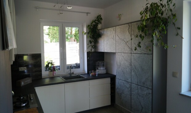 Kuchnia WFM Mirabelle II P102 wanilia połysk - Spezzare sish silver shine - Meble kuchenne na wymiar Kraków, kuchnie na wymiar Kraków - WFM Kuchnie Kraków